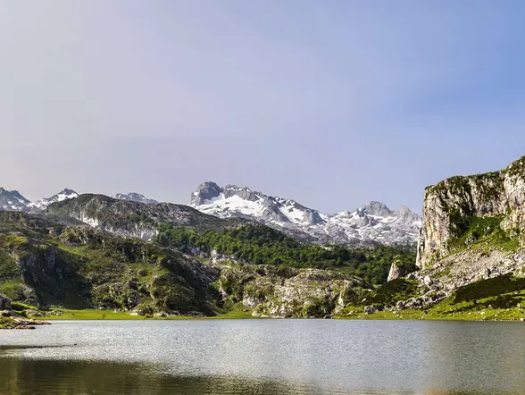 Excursión a los Lagos de Covadonga y observación de la naturaleza desde Cangas de Onís