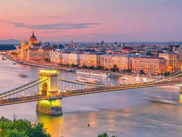 Paseo nocturno en barco por el Danubio - buendía