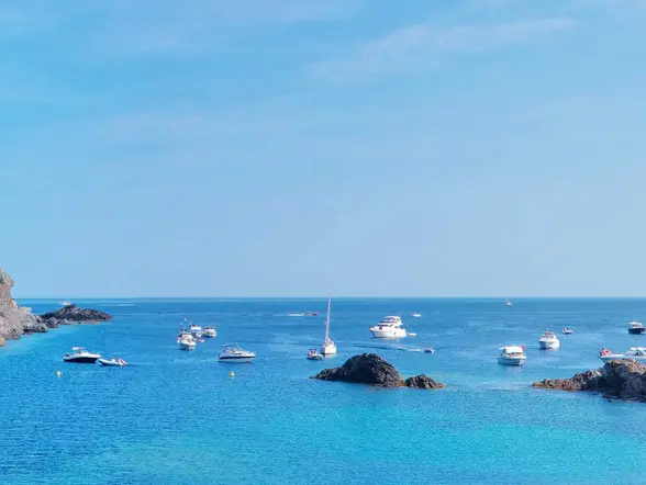 Excursión en catamarán al Cabo de Creus desde Roses