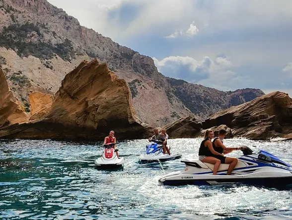 Excursión en moto de agua a Atlantis desde Sant Antonio, en Ibiza.