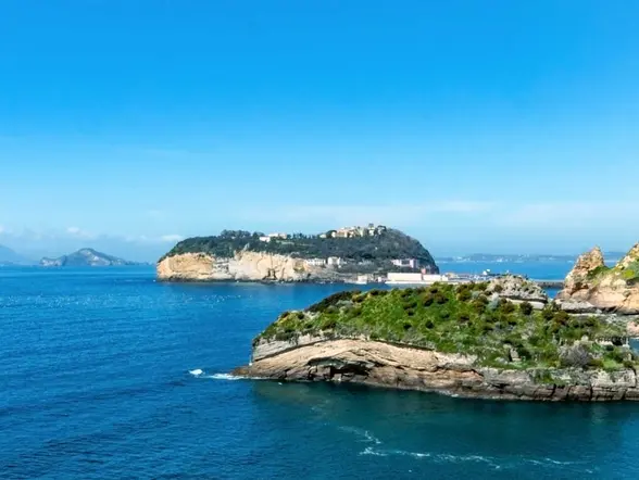 Paseo en barco desde Nápoles con aperitivo