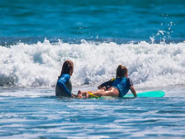 Clases de surf para niños en Mundaca