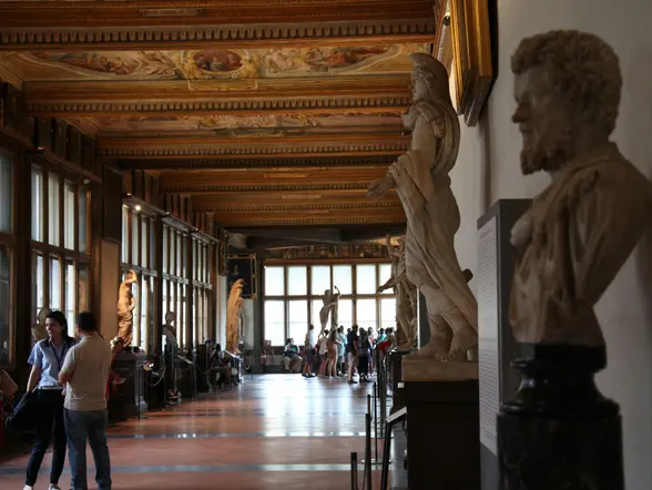 Por supuesto, la gran familia de los Médici también forma parte de la historia de esta galería.