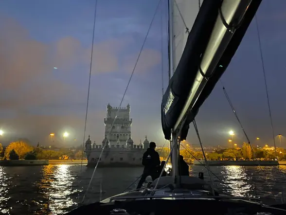 Paseo en barco por el río Tajo en Lisboa con la ciudad al fondo.
