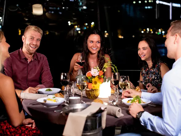 Un equipo de cocineros profesionales serán los encargados de preparar un excepcional menú de tres tiempos, con platos de la gastronomía francesa.