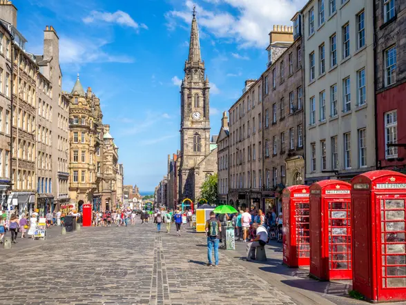 Royal Mile de Edimburgo con características cabinas telefónicas rojas