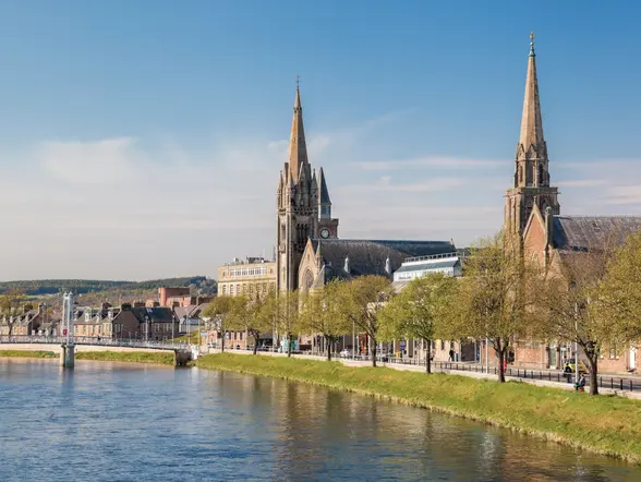 Río Ness a su paso por la ciudad de Inverness, la capital de las Tierras Altas de Escocia. 
