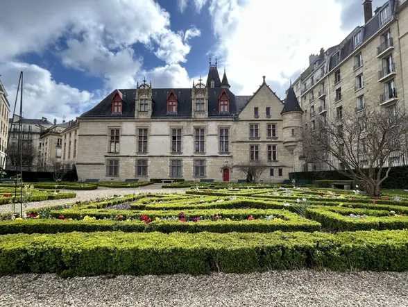 Hôtel de Sully en el Marais, París, con jardín francés y arquitectura renacentista.
