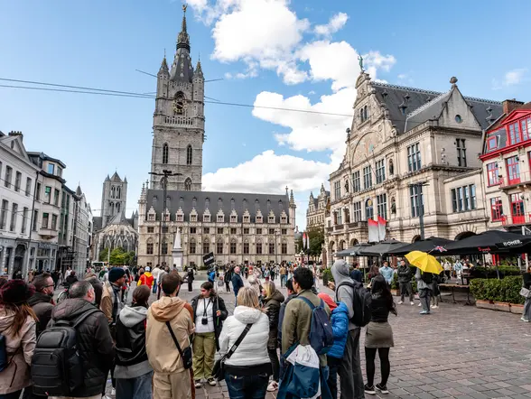 Pasearemos por la plaza Sint-Baafsplein en Gante y en ella conoceremos la relevancia del Ayuntamiento de Gante y de Belfort.