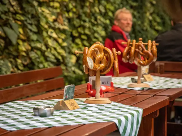 Aperitivo típico que acompaña la cerveza en Bratislava.