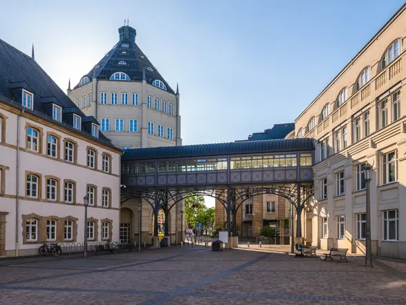 La ciudad judicial es una de las paradas que se plantean en este itinerario.