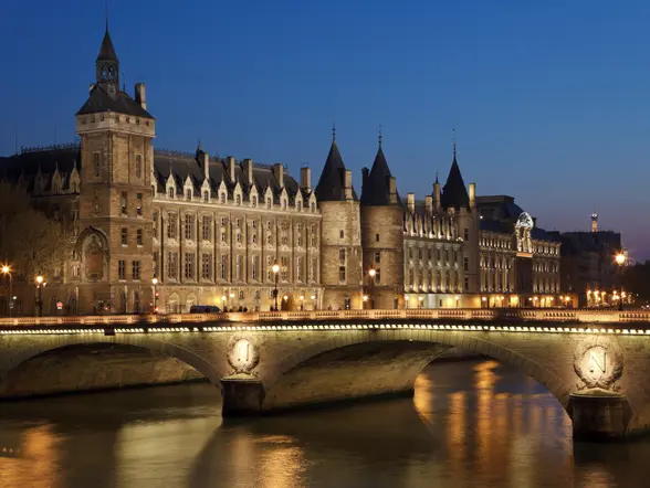 La Concergerie de París, junto al Sena, que fue una antigua prisión.
