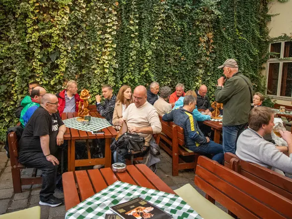 Grupo disfruta de la degustación de cerveza en Malt House en Bratislava.