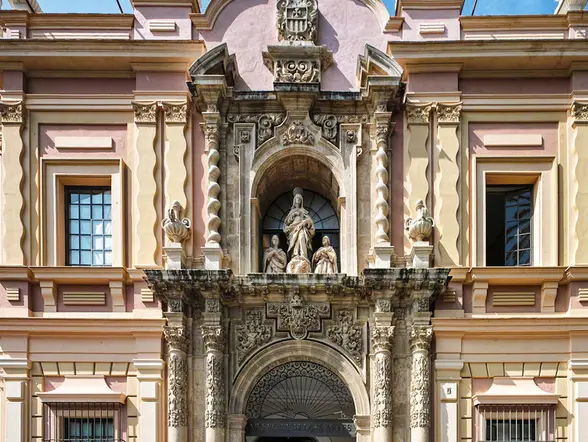 Fachada del Museo Bellas Artes de Sevilla, con una impresionante arquitectura.