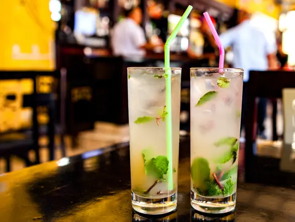 Cócteles tradicionales en un bar de La Habana