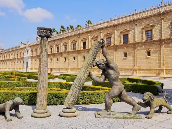 El Hospital de las Cinco Llagas, una de las primeras paradas de este free tour por el barrio de la Macarena de Sevilla, alberga el Parlamento andaluz. 