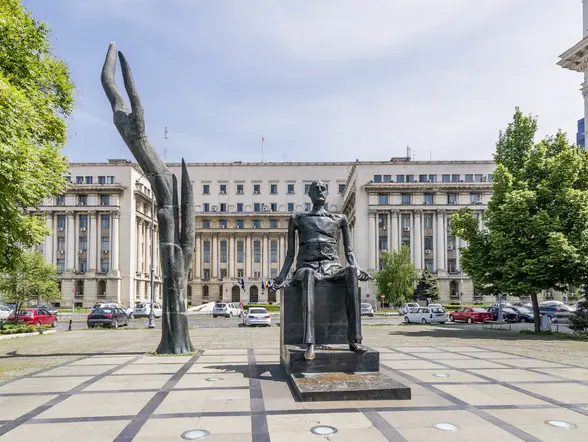 En la Plaza de la Revolución de Bucarest vivió sus últimos momentos de vida el dictador, algo que el guía cuenta durante el tour por el Bucarest comunista.