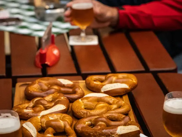 Bandeja con pretzels, que se prueban en la parada para hacer la cata de cervezas artesanales.