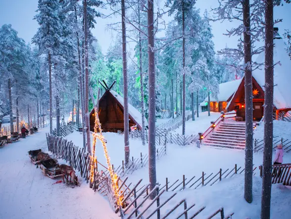 Pequeñas casitas en la aldea de Papá Noel en Rovaniemi.
