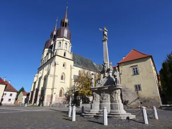 Plaza con la iglesia de San Nicolás al fondo.