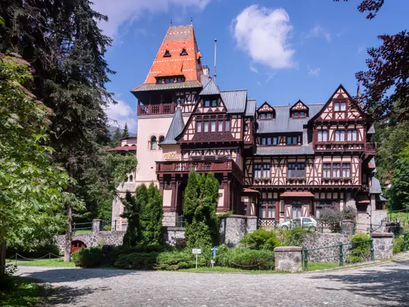 Arquitectura de estilo bávaro en el Castillo de Pelesor,parte del Castillo de Peles.