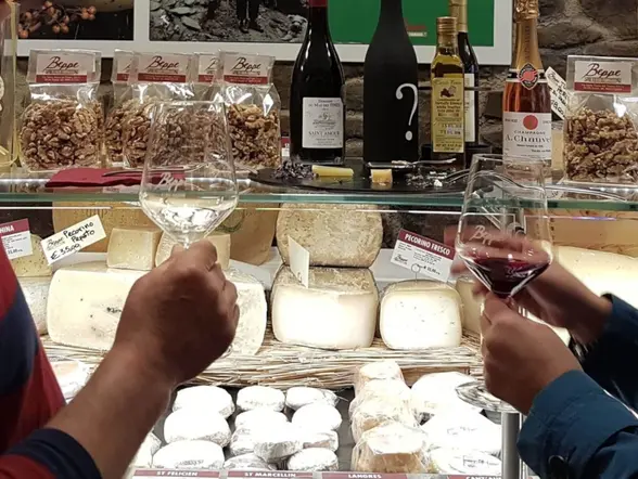 Tienda local con quesos variados típicos que se pueden probar en el tour gastronómico por Trastevere.