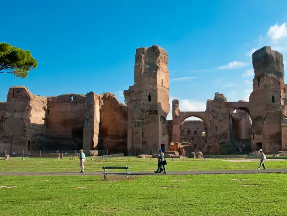 Restos de edificaciones en la Via Appia de Roma, rodeado de naturaleza.
