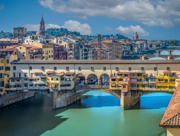 Vista panorámica de el Ponte Vecchio, repleto de comercios que vendes artesanías locales. 