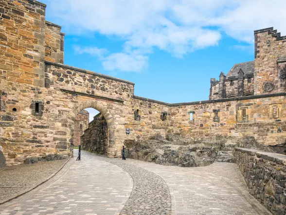 Camino de acceso al emblemático Castillo de Edimburgo.