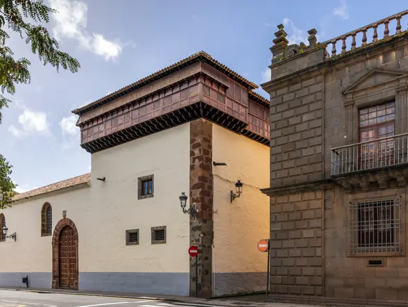 Plaza del Adelantado, con edificios históricos que esconden misterios.