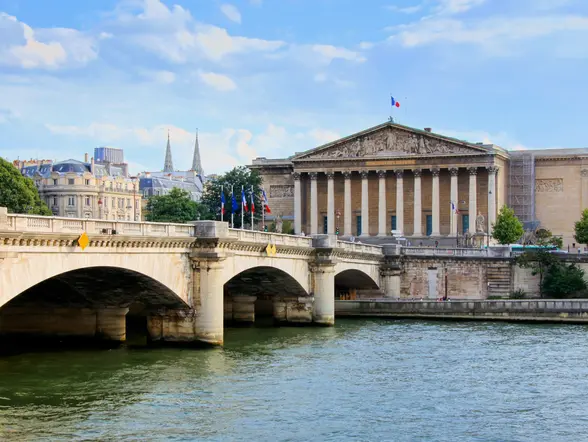 La Asamblea Nacional francesa es uno de los primeros monumentos que se ven en este recorrido a orillas del río Sena parisino.