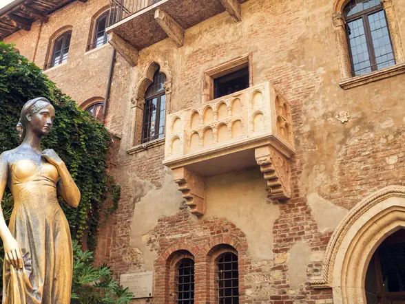 El icónico balcón de Julieta, una de las localizaciones más emblemáticas de Verona.