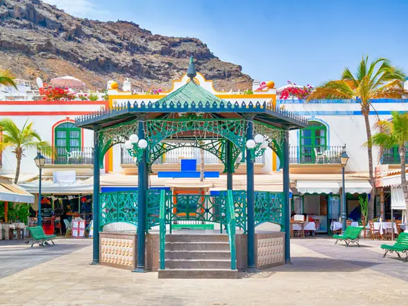 Kiosko de vivos colores en el centro de Puerto de Mogán.