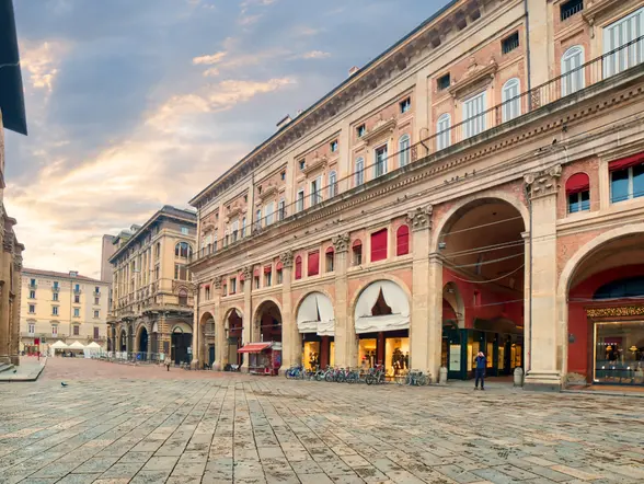 Calles y plazas de Bolonia que podrás ver desde el autobús de la línea roja que recorre Bolonia.