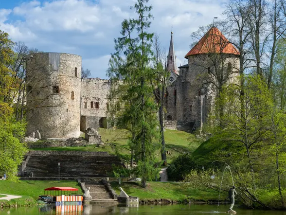 Castillo medieval de Cesis, lugar donde el guía de habla inglesa explicará su historia.