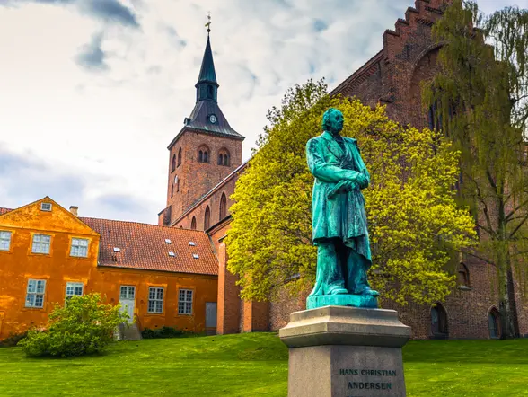 Catedral de San Canuto con la escultura en homenaje a H. C. Andersen.