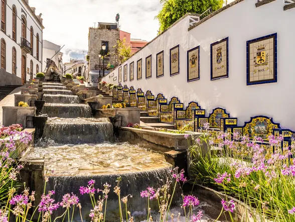 Firgas y su casco histórico, con el monumento Paseo de Canarias que rinde homenaje a las islas.