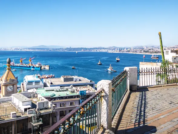 Este free tour por Valparaíso te acerca a sus paseos y miradores, así como a sus ascensores emblemáticos.