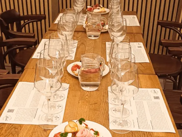 Mesa preparada para la cata de vinos en Bratislava con aperitivos.