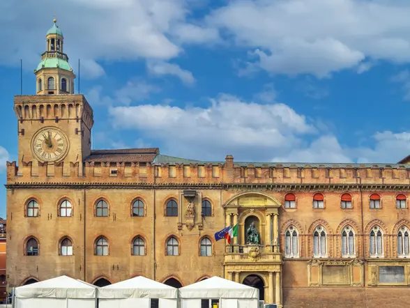 El Palacio Accursio es el edificio en el que se encuentra la emblemática torre.