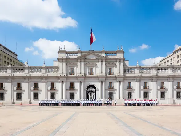 Palacio Presidencial de la Moneda, uno de los monumentos visitados en este free tour Santiago de Chile imprescindible.