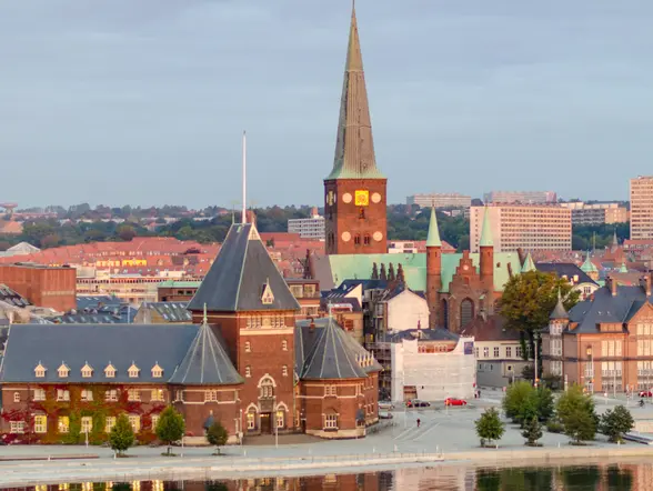 Paseo costero de Aarhus, con el skyline de la ciudad y la catedral.
