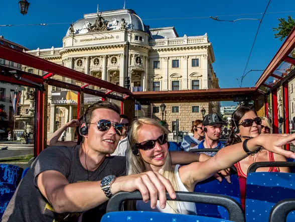 Pasajeros con los cascos puestos van escuchando las indicaciones de la audioguía.