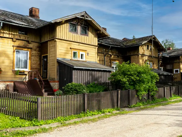 Arquitectura del pueblo de Ligatne, una de las paradas de esta excursión.