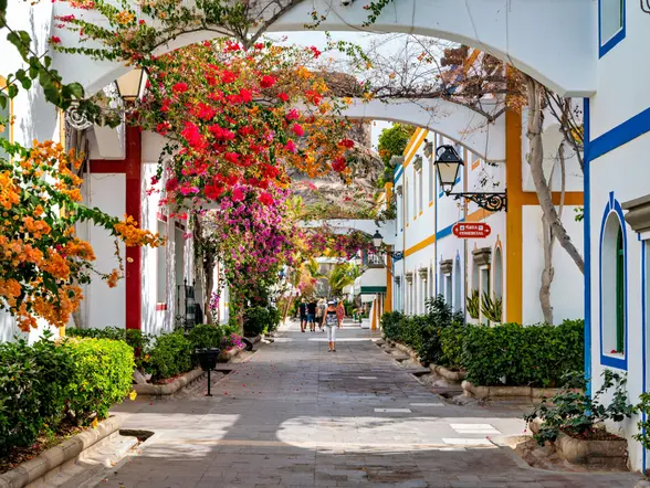 Casas adornadas con flores en una de las calles turísticas del Puerto Magán.