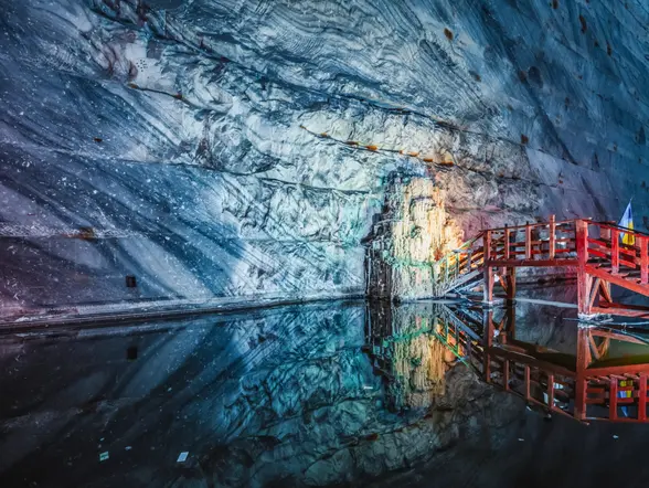 Puente sobre el agua salada de esta mina de Slanic.