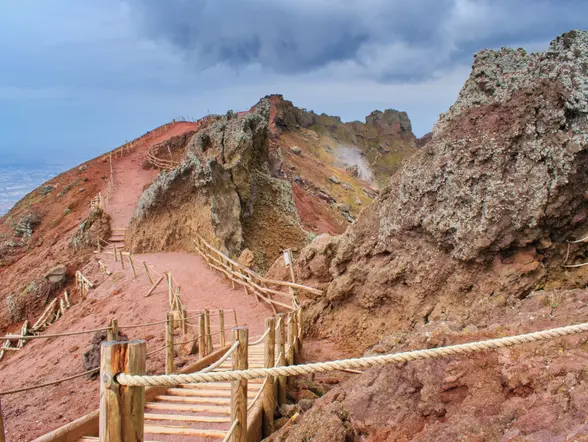 Los senderos que llevan hasta la cima del Mote Vesubio, una camita opcional de esta excursión guiada.
