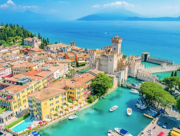 Vista aérea de la encantadora ciudad de Sirmeone, una de las más bellas del Lago Garda.
