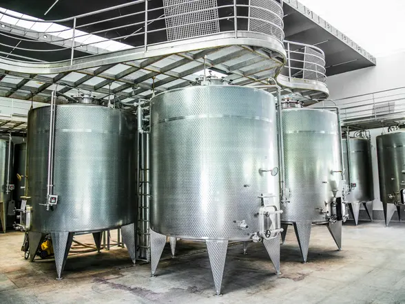 Tanques de fermentación del vino de Viña Undurraga.