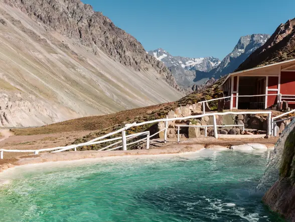 Las Termas de Colina son uno de los puntos más espectaculares del Cajón del Maipo.